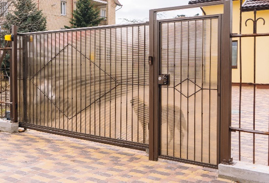 Купить ворота из профлиста с элементами ковки, с металлическими столбами в рамке или под дерево в Заинске от 157020 руб
